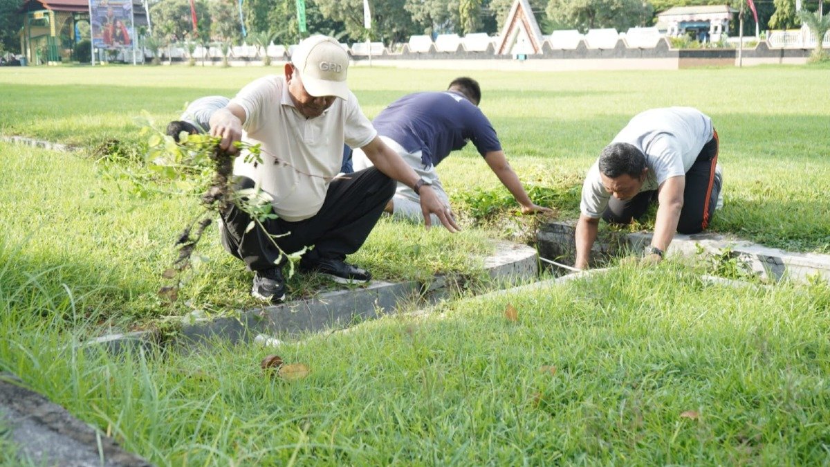 Gencarkan Sumbawa ASRI, Pemda Laksanakan Bersih-bersih Massal