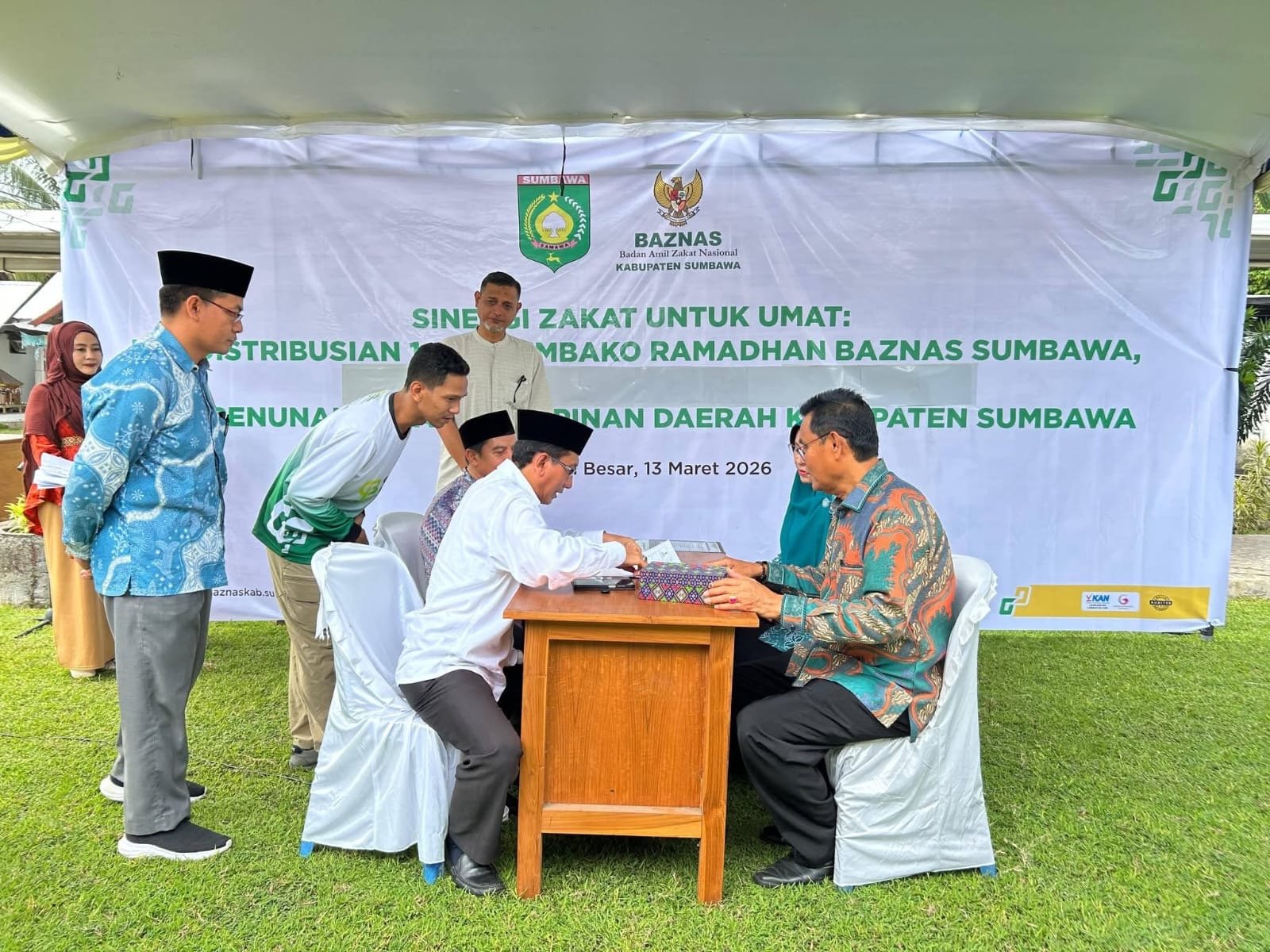 Bupati-Wakil Bupati Sumbawa Tunaikan Zakat Mal melalui Baznas