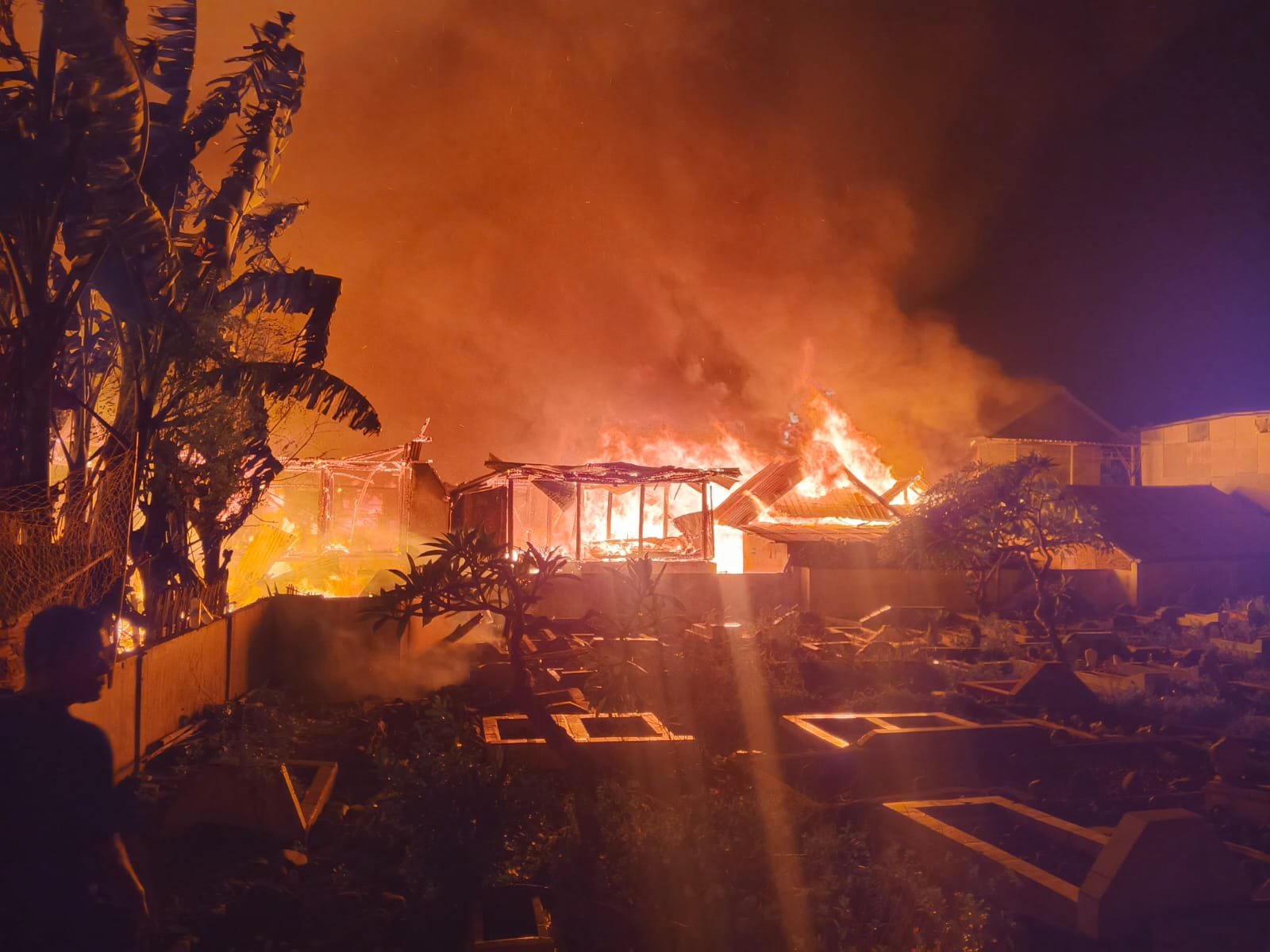 Puluhan Rumah di Kalimango Terbakar, Petugas Damkar Tewas