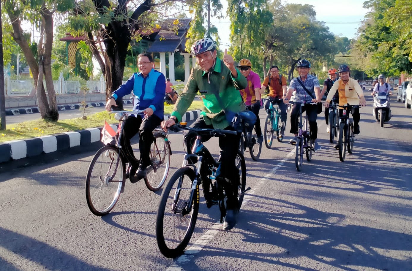  Simbol Efisiensi, Bupati–Sekda Sumbawa Gowes ke Kantor