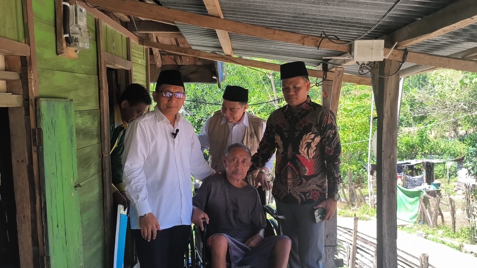 Baznas Sumbawa Bantu Kursi Roda untuk Warga Sabeok