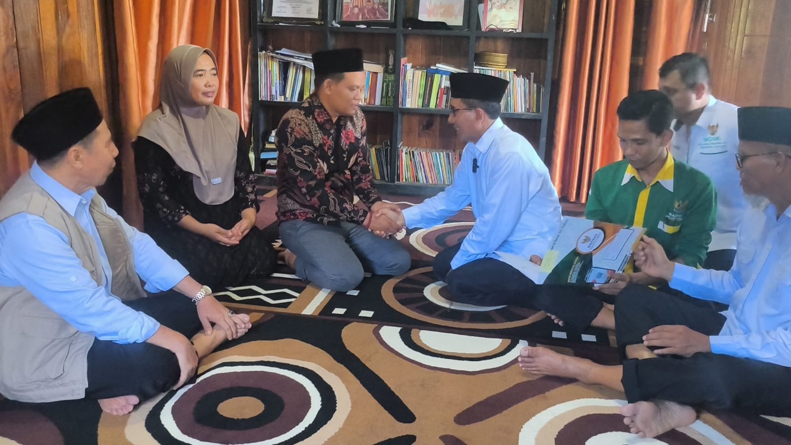 Kades Sabeok Salurkan Zakat Maal Melalui Baznas Sumbawa