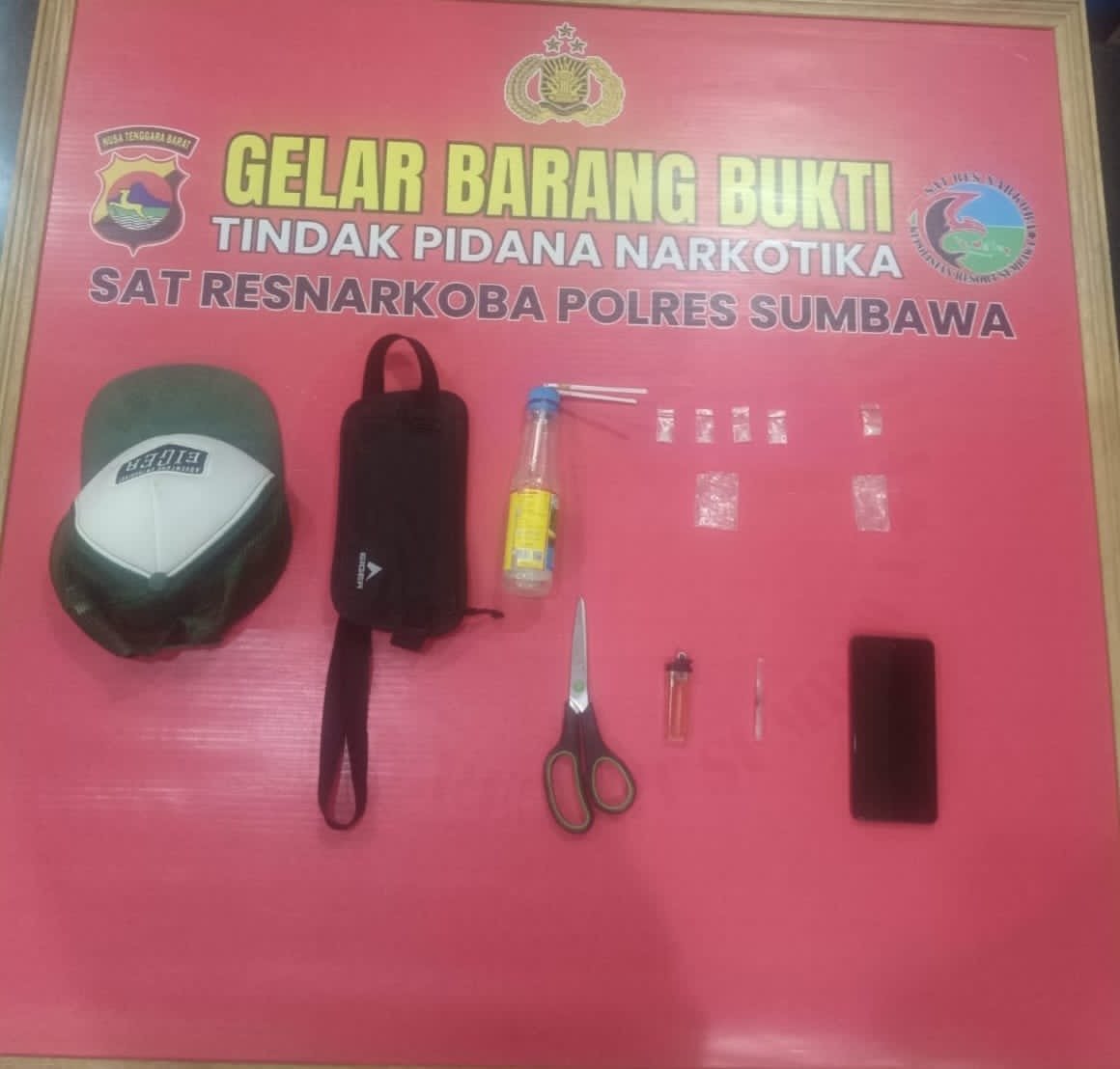 Gerebek Rumah Pengedar di Plampang, Temukan Sabu dalam Topi