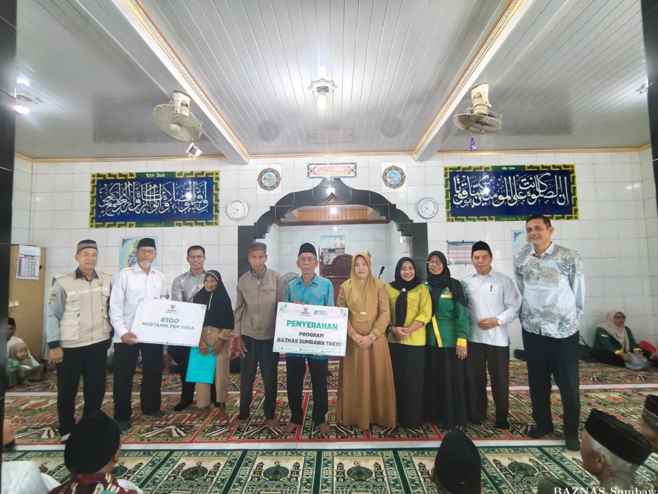 Baznas Sumbawa Salurkan Bantuan 100 Mustahik di Kelungkung