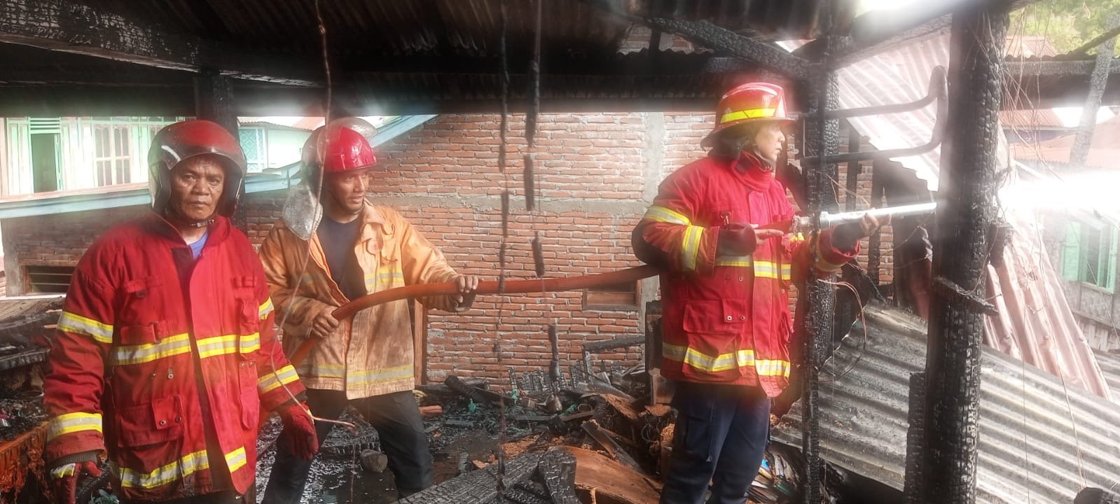 Api Ludeskan Rumah Kades Kalabeso