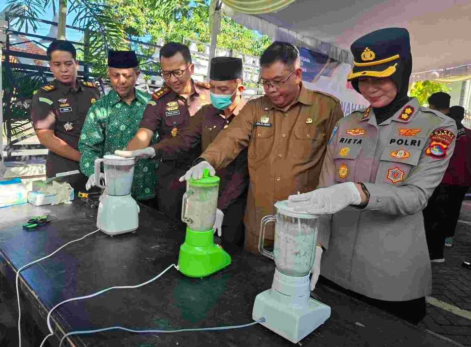 Kejari Sumbawa Musnahkan 378 Gram Sabu dan Bahan Peledak