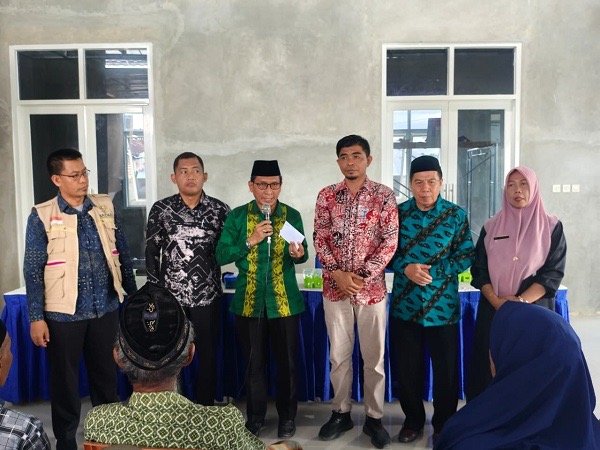 Baznas Salurkan Bantuan untuk 200 Mustahik di Leseng dan Batu Bulan