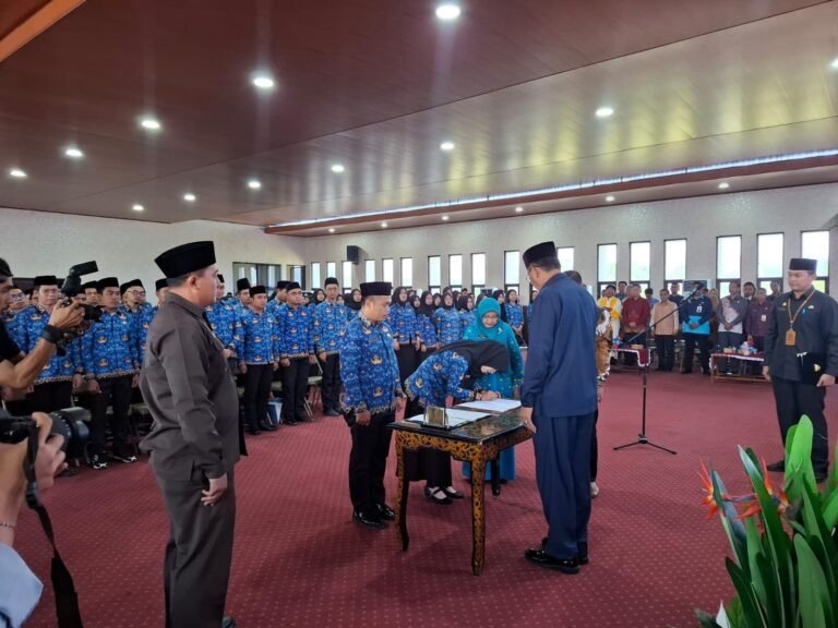 Bupati Sumbawa Sebut PNS Harus Jadi Solusi Masyarakat