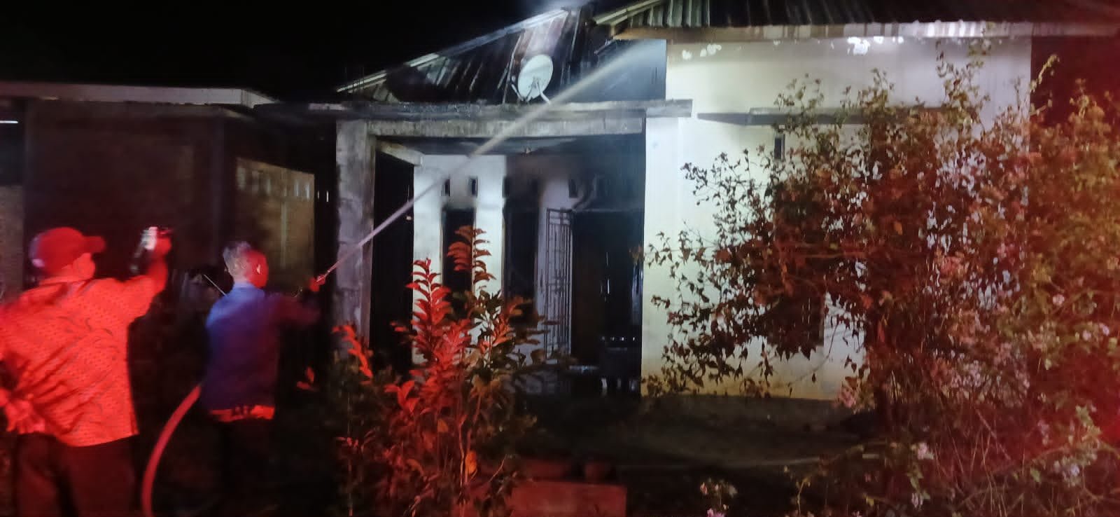 Warga Tarano Diduga Bakar Rumah Sendiri