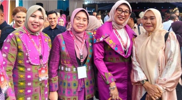 Ketua Dekranasda Sumbawa Promosikan Tenun Kre Alang di Makassar