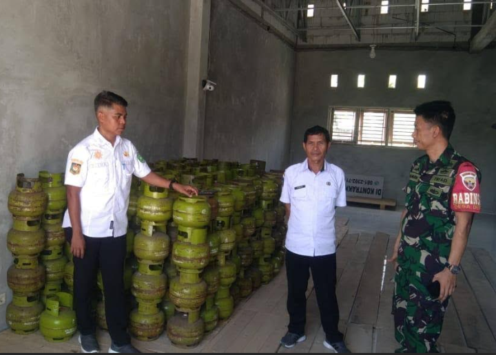  Camat Lape Pastikan Distribusi LPG Tepat Sasaran