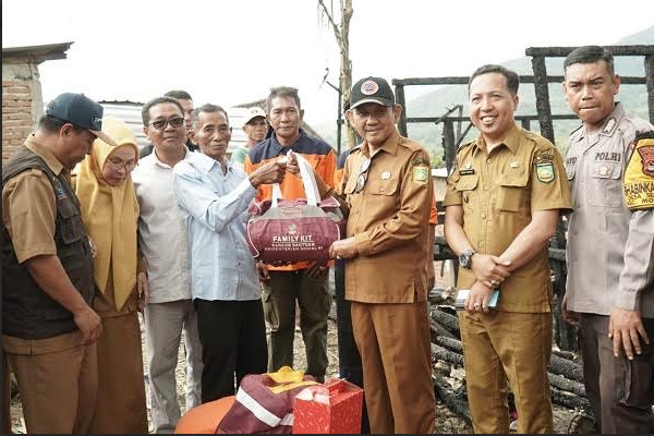 Wabup Sumbawa Bantu Korban Kebakaran di Semamung