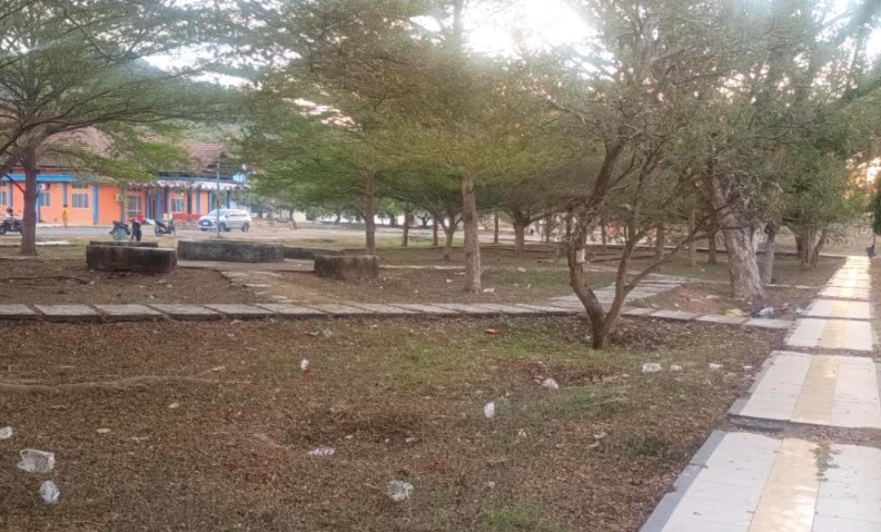  Taman Masjid Agung Taliwang Dipenuhi Sampah