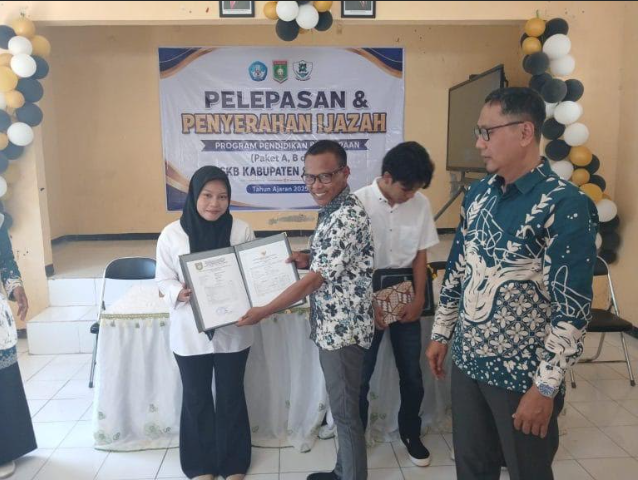  SKB Sumbawa Wisuda 145 Warga Belajar