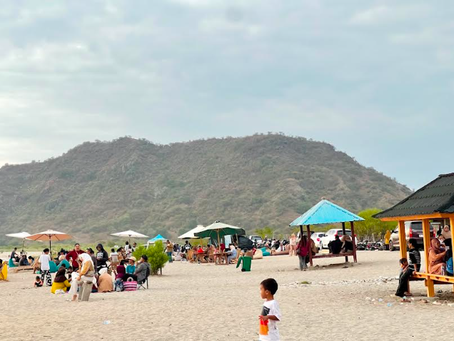  Pantai Poto Tano Viral, UMKM Panen Cuan