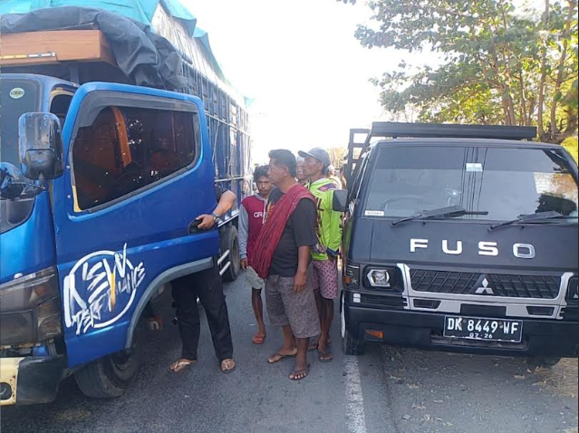  Hindari Motor dan Lubang, L-300 Tabrak Truk, Satu Tewas