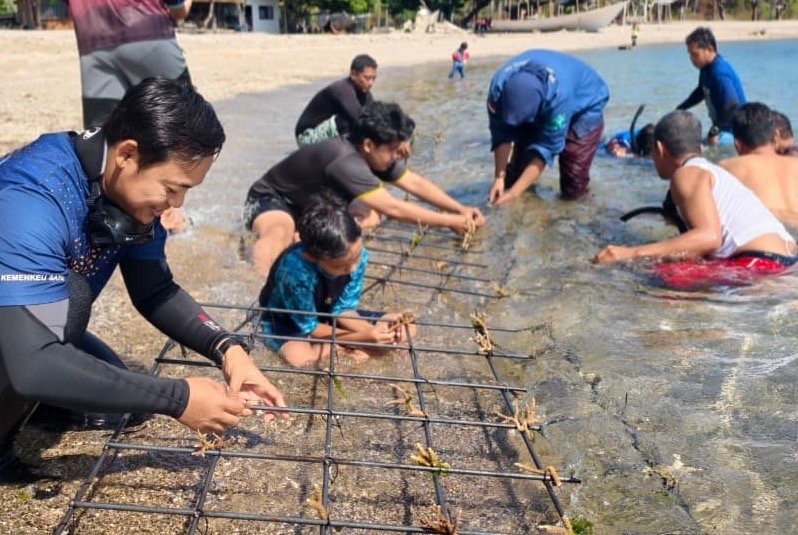 Sumbawa Grow Up Transplantasi Terumbu Karang dan Kibarkan Merah Putih di Bawah Laut