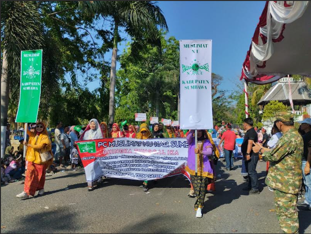  Muslimat NU Sumbawa Bawa Pesan Damai lewat Pawai Alegoris 