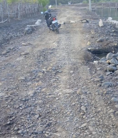  Jalan Labuhan Kuris-Tanjung Bila Rusak Parah