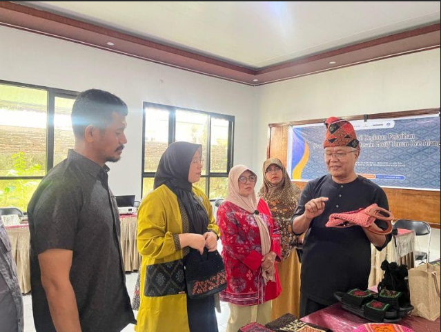  Dekranasda Sumbawa Perkuat Inovasi Tenun Kre Alang
