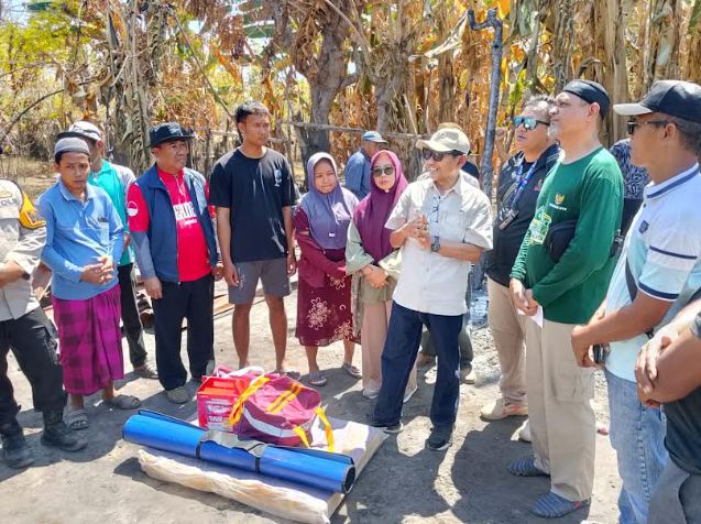  Sebrangi Lautan, Wabup Sumbawa Bantu Korban Kebakaran Pulau Medang