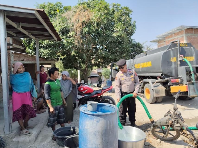  Polisi dan BPBD Salurkan Air Bersih di Penyaring