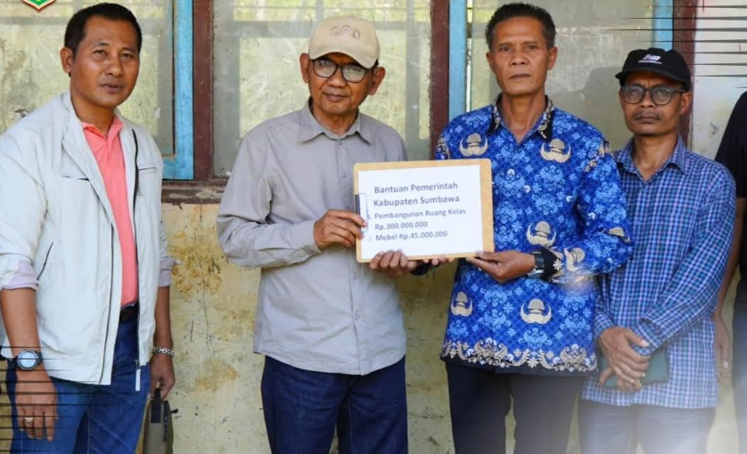  Wabup Serahkan Rp345 Juta untuk SDN Karya Baru