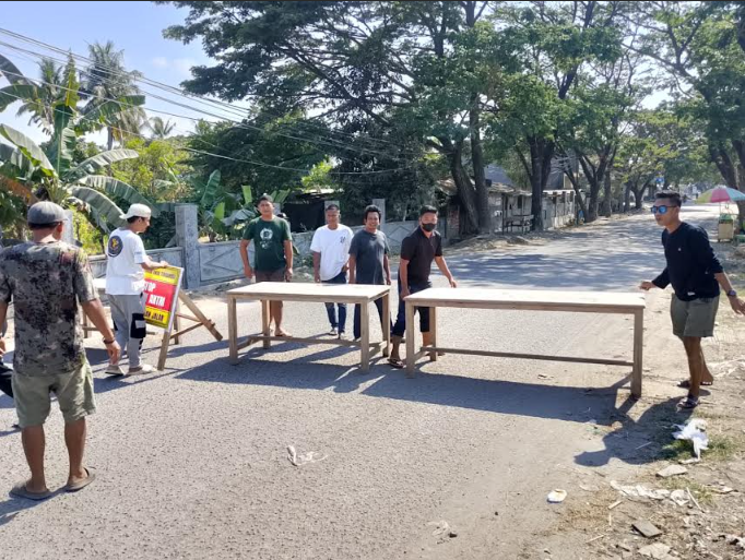  Protes Debu Proyek, Warga Blokir Jalan Depan RSUD Sering