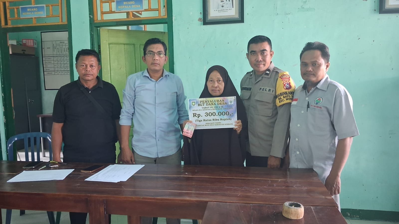 Pemdes Batu Tering Salurkan BLT-DD Triwulan III kepada 10 KPM