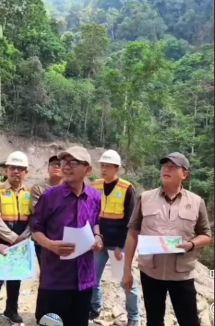 Wabup Bersama Gubernur Tinjau Pembangunan Jalan Peruak Brang Treng