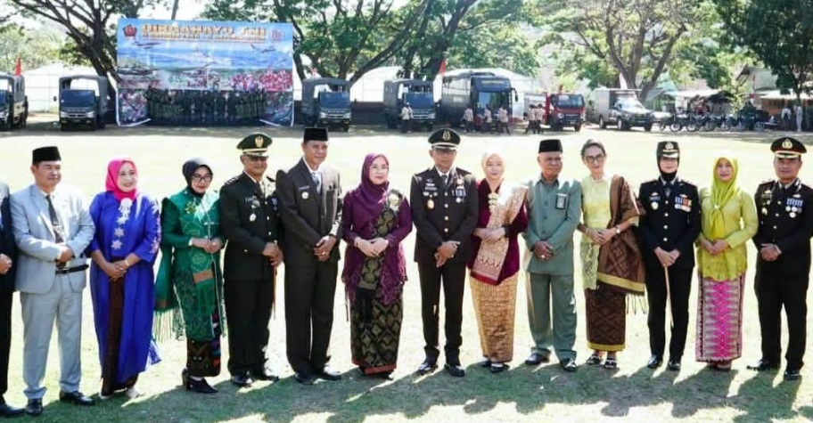 Bupati Jarot Hadiri Upacara HUT ke-81 TNI di Makodim 1607/Sumbawa