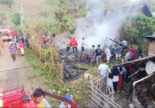 Rumah Panggung di Perung Terbakar, Kerugian Rp 75 Juta
