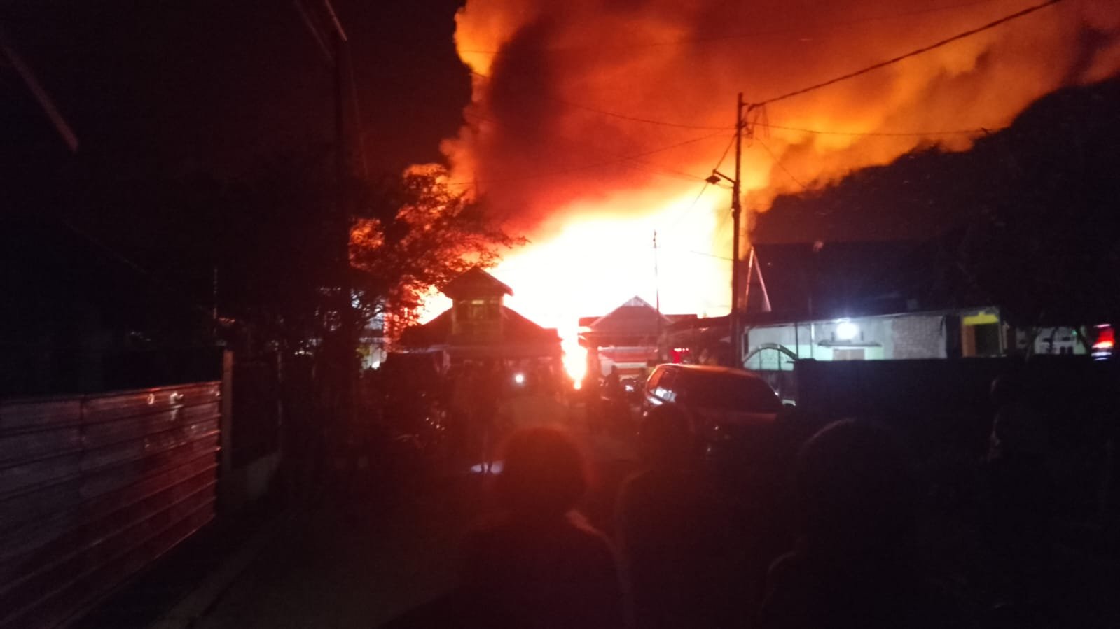 Kebakaran Dahsyat di Dusun Pok, Puluhan Rumah Ludes, Satu Petugas Damkar Gugur