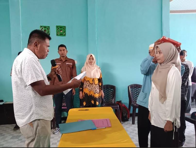  Camat Moyo Hulu Tekankan Loyalitas Perangkat Desa