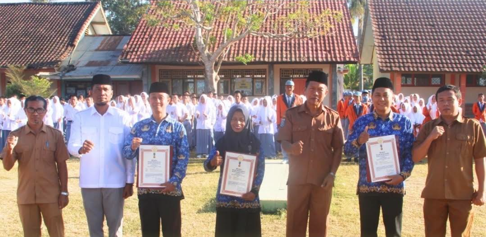  Tiga Guru SMKN 1 Taliwang Raih Satyalancana Karya Satya